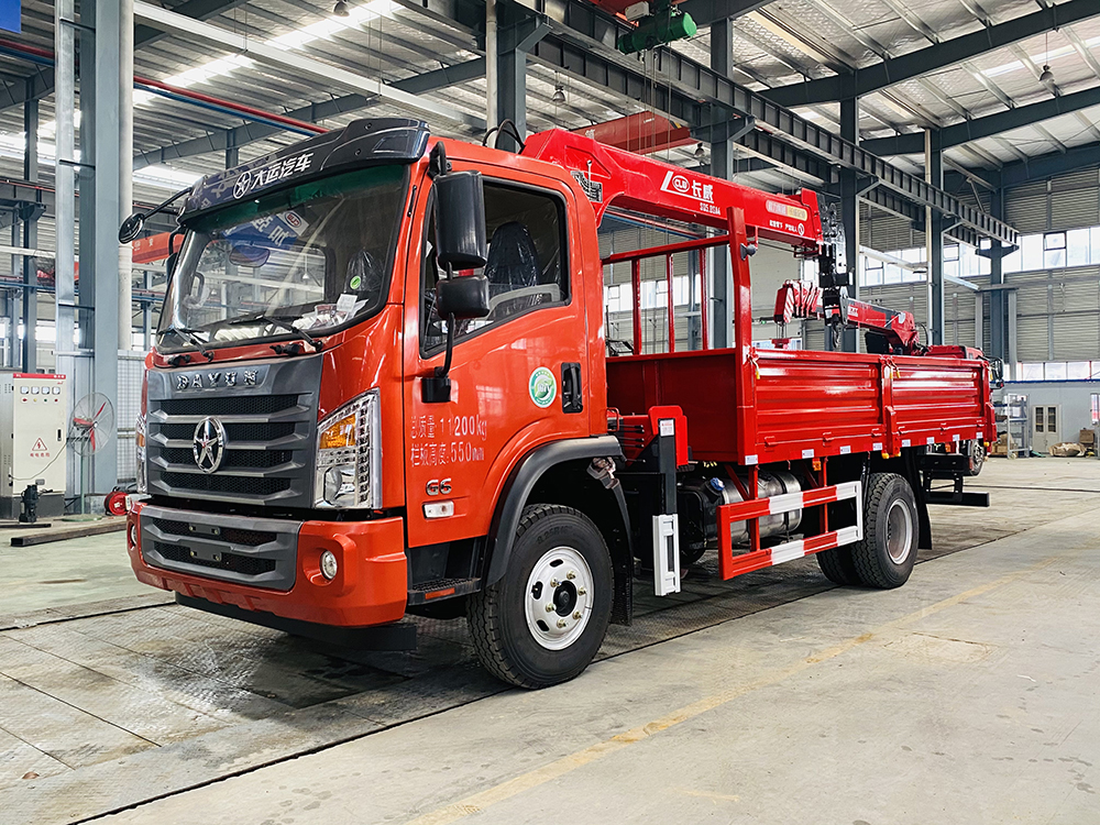 國六大運小黃牌單橋長威5噸四節直臂吊機隨車吊