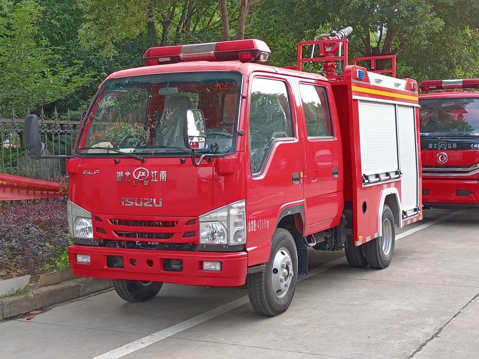 藍(lán)牌1噸五十鈴水罐消防車